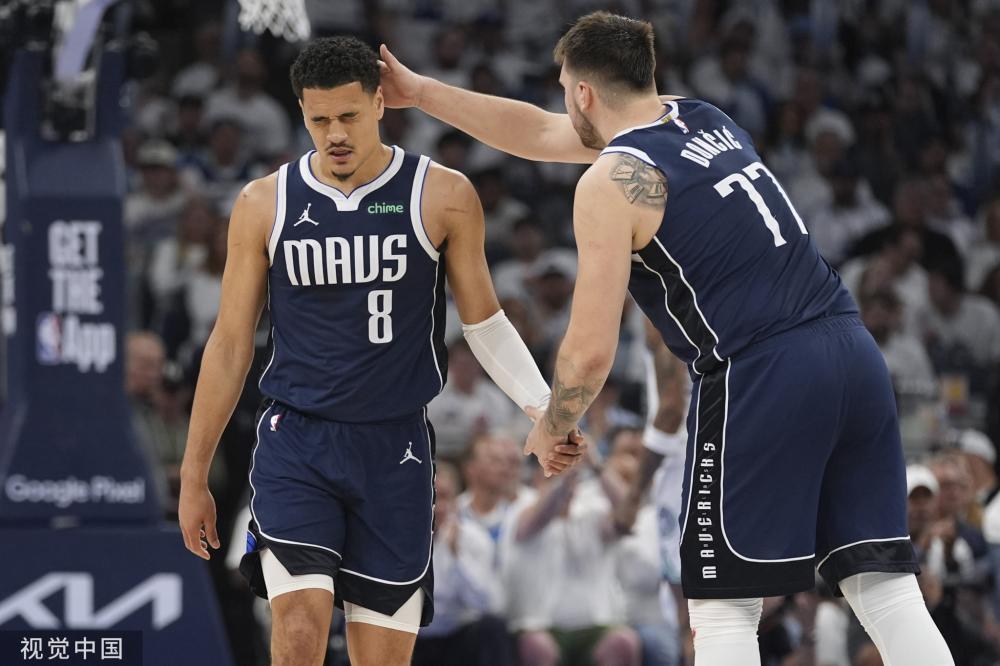 形成鲜明对 形成鲜明对